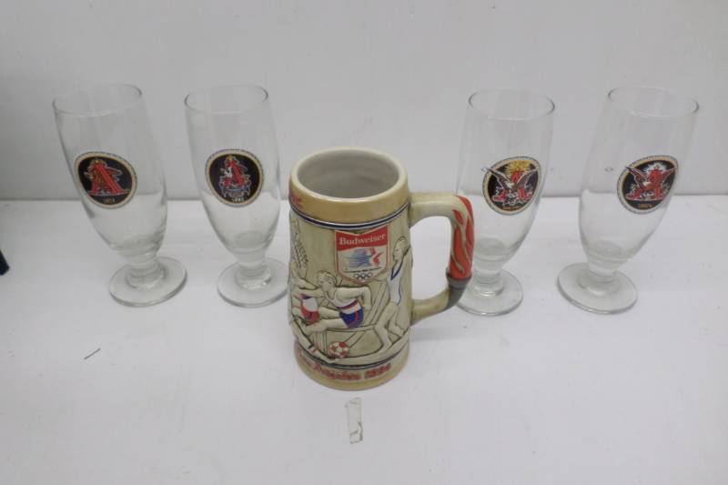 lot 77 image: Budwesier Stein, 4 Budwesier Glass Cups