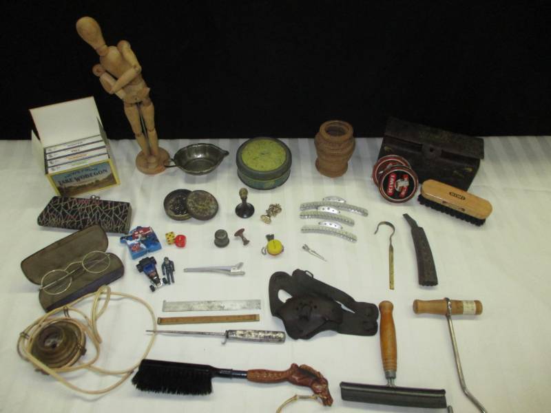 lot 5 image: Assortment of Collectibles