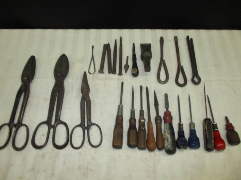 lot 18 image: VTG Snips, Awls and Punches