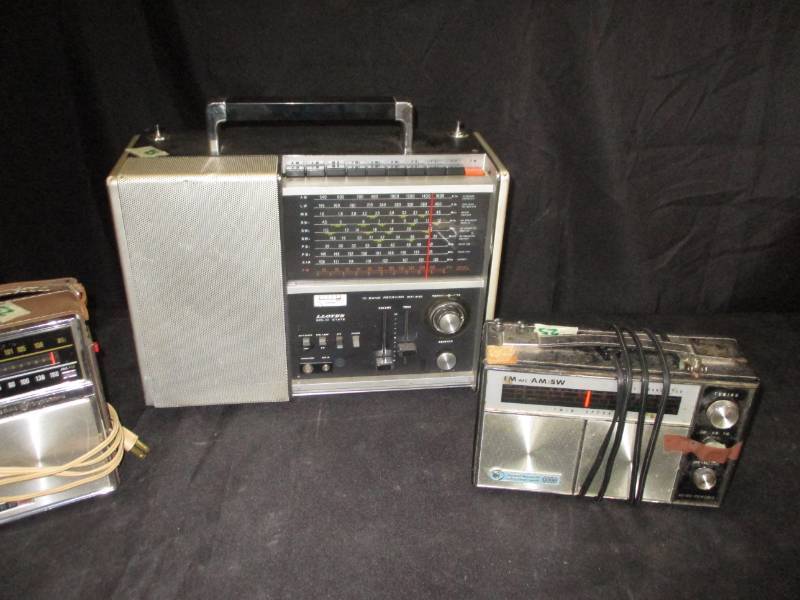 lot 25 image: 3 Vintage Working Radios