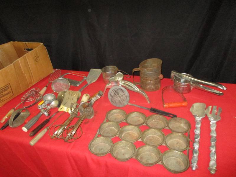 lot 26 image: Vintage Kitchen Items