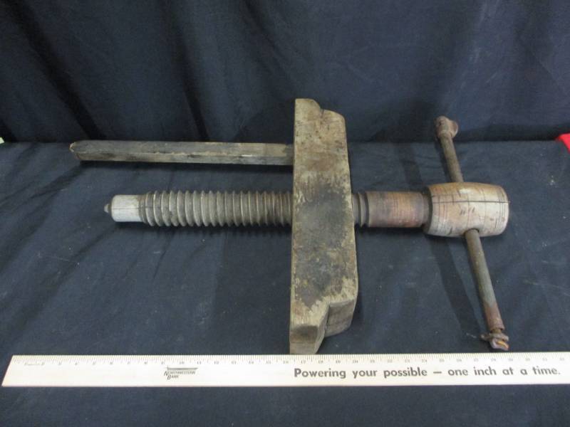 lot 27 image: Large Old Wooden Vise