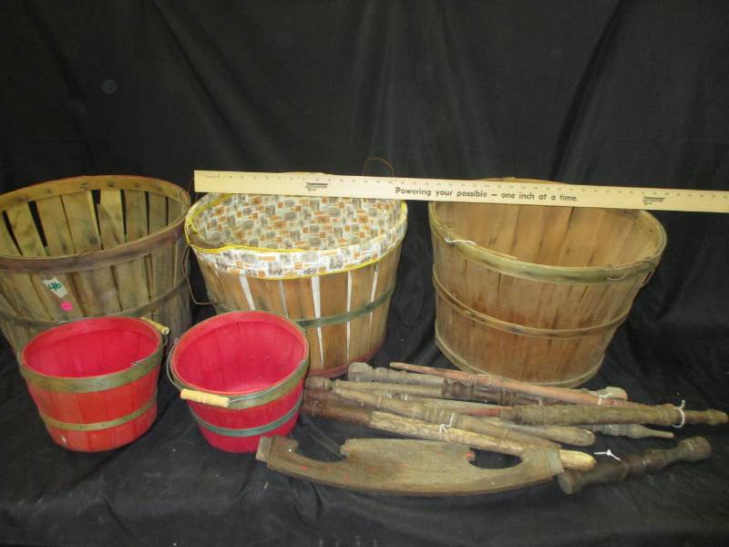 lot 46 image: Assortment of Gathering Baskets 3-18 Round and 2-Small with Extras