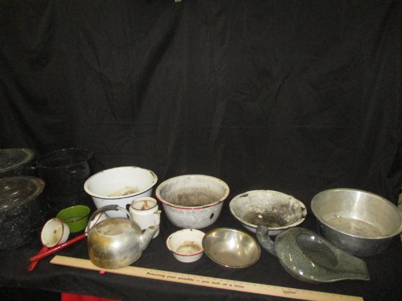 lot 49 image: Assortment of Enamelware