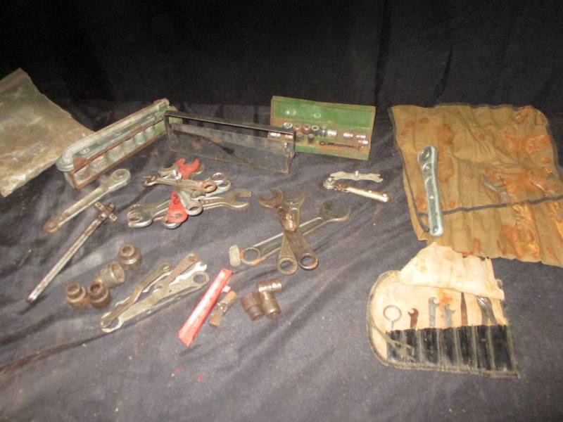 lot 64 image: Assortment of Auto Kit Tools
