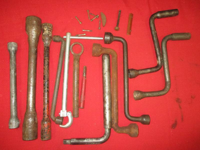 lot 88 image: Variety of Automobiole Tire Wrenches