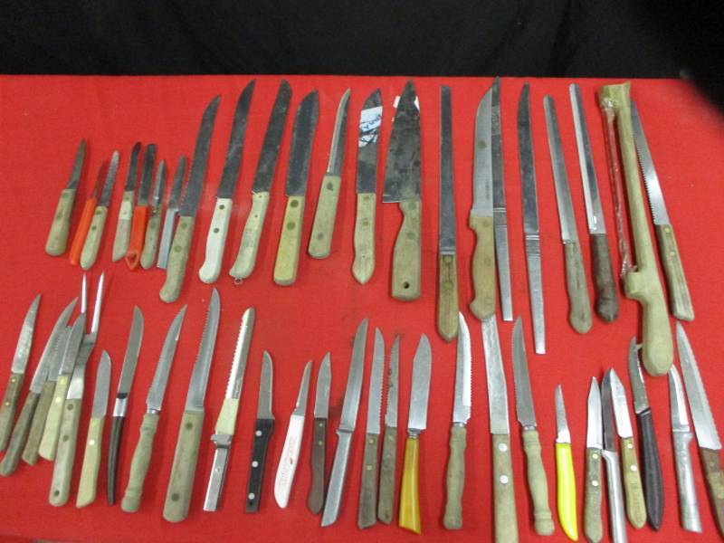 lot 102 image: Ass. knives