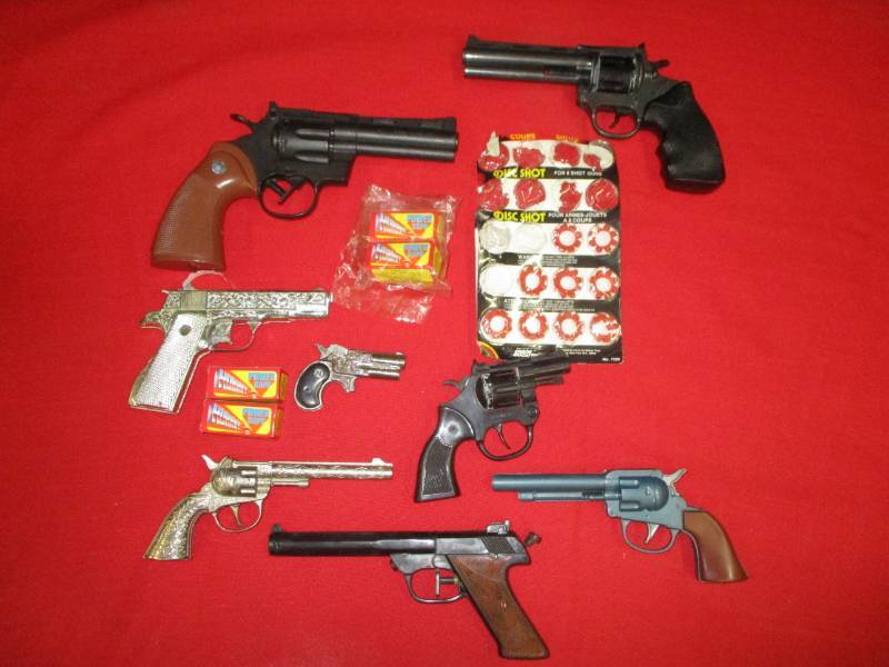 lot 124 image: Kid guns