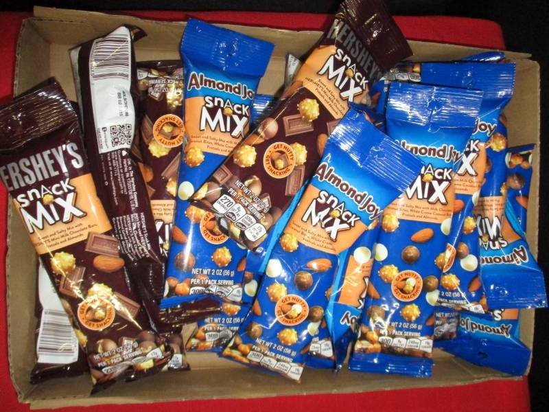 lot 138 image: Herseys Snacks and Almond Joys snacks