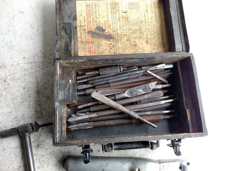 lot 319 image: Black & Decker 12 Electric Hammer...