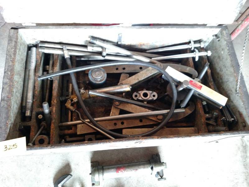 lot 325 image: Heavy Duty Puller Kit Includes Heavy...