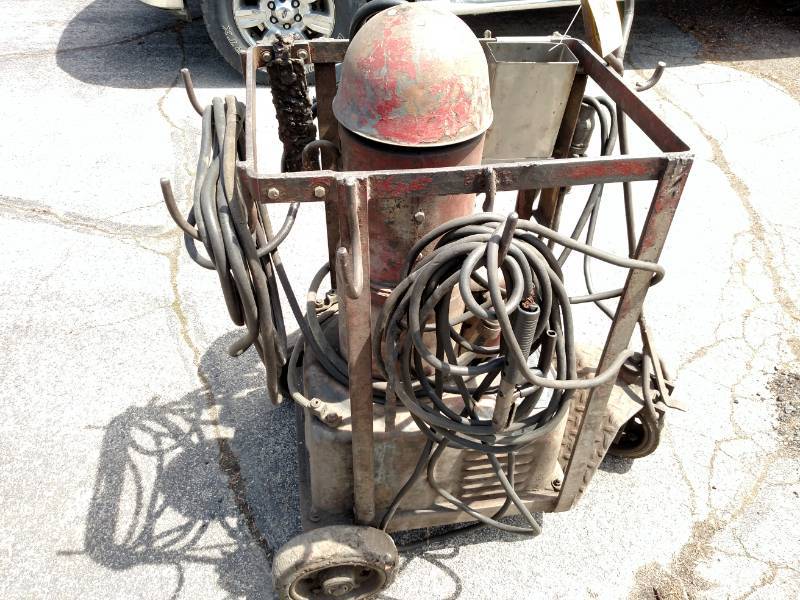 lot 50 image: Lincoln 200 Amp Arc Welder, 220440...