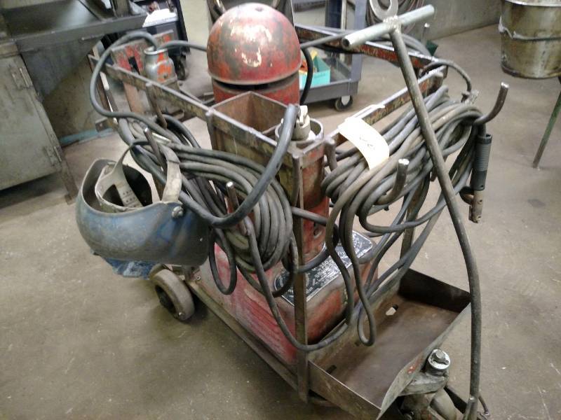 lot 66 image: Lincoln LincWelder 250 Amp DC 2204...