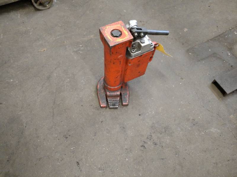 lot 94 image: 10 Ton Hydraulic Jack...