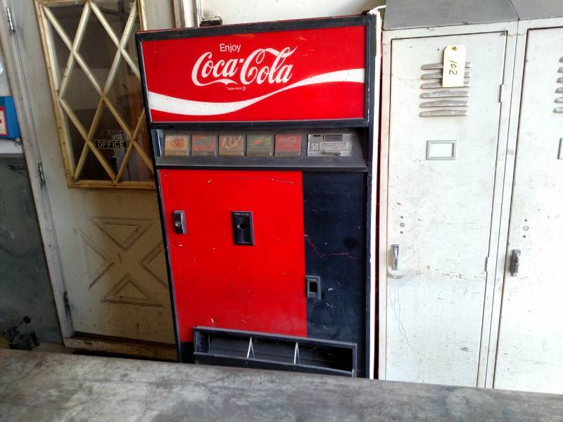 lot 103 image: Coke Machine, Works...