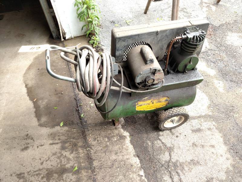 lot 611 image: Campbell & Hausfeld Air Compressor,...