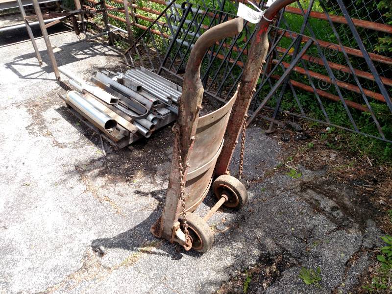 lot 665 image: 2-Wheel Hand Truck...