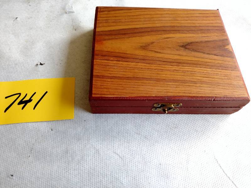 lot 741 image: 4 pc. Pocket Knife Set...