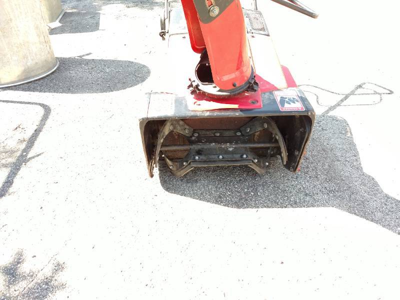 lot 745 image: Honda Model HS621 Snow Blower