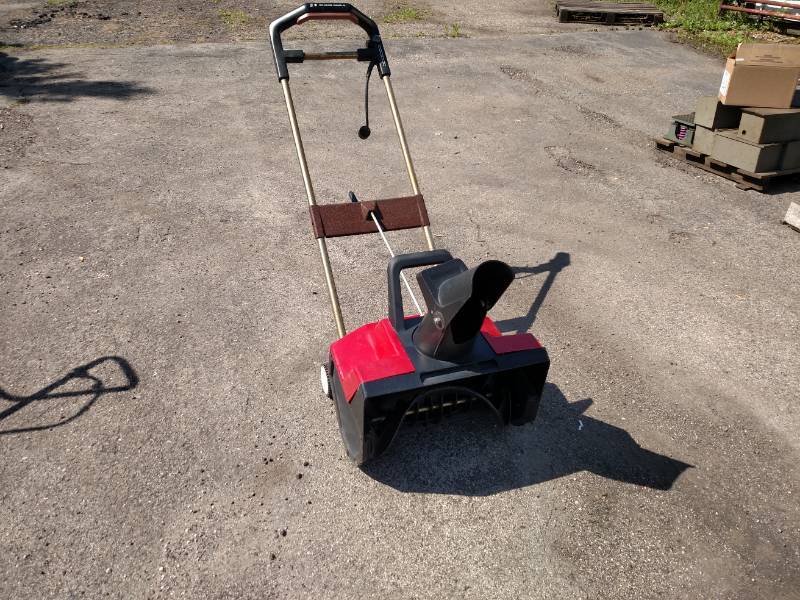 lot 746 image: Toro Electric Snow Blower