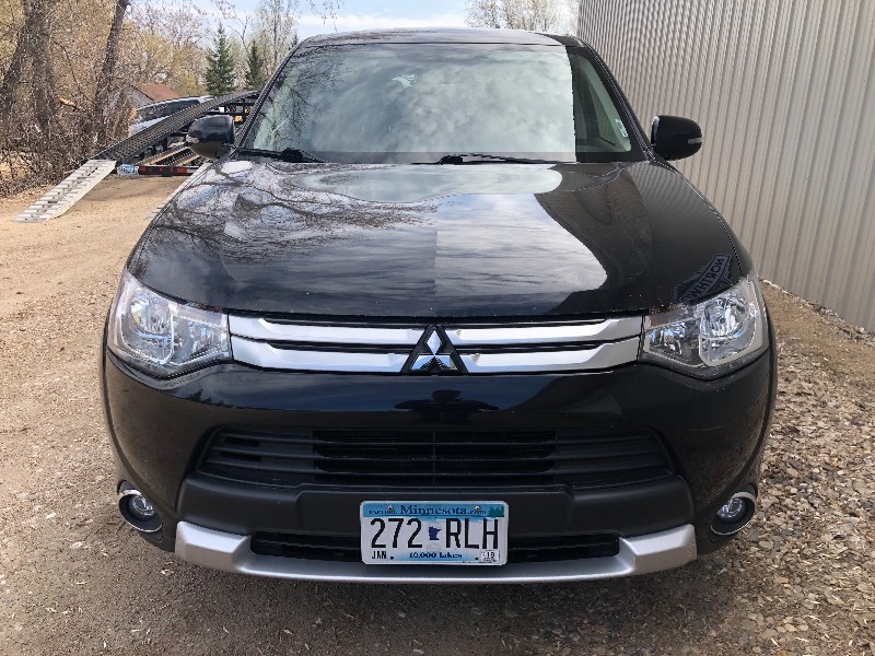 2015 MITSUBISHI OUTLANDERS AWD (UNDER FACTORY WARRANTY) NO RESERVE