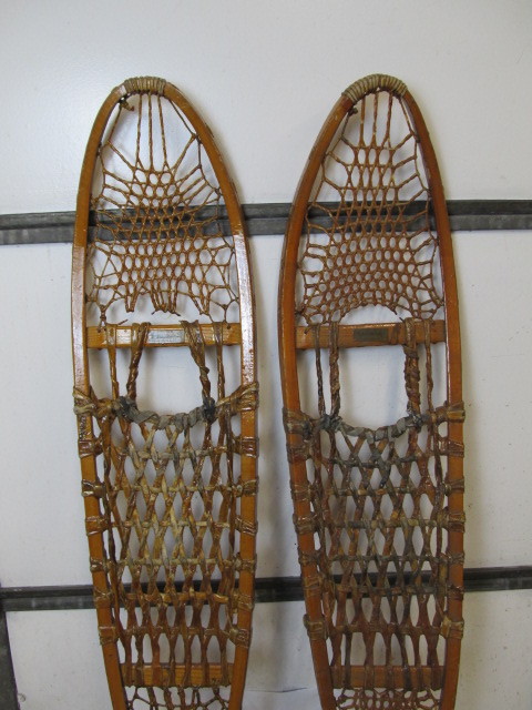 lot 11 image: Pair of Vintage SPACECRAFT Snow Skis