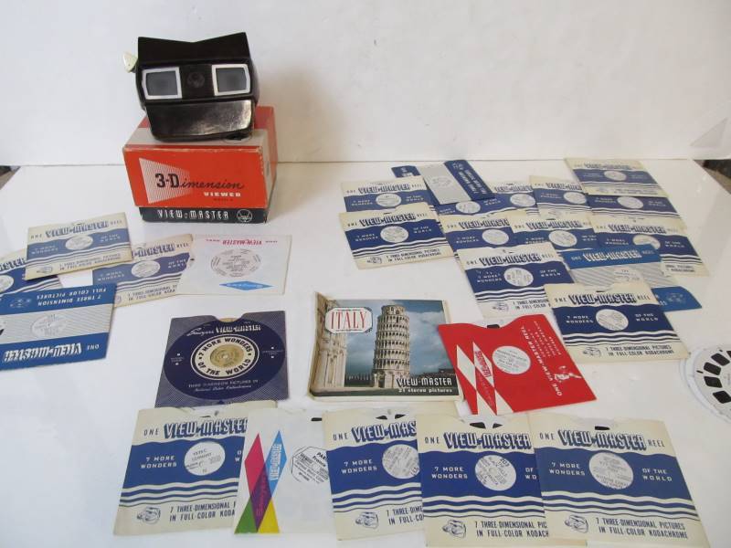 lot 32 image: Vintage VIEWMASTER 3-D Viewer wReels