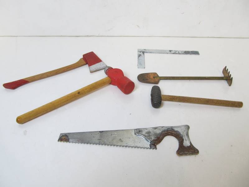 lot 35 image: Group of Vintage Miniature Tools