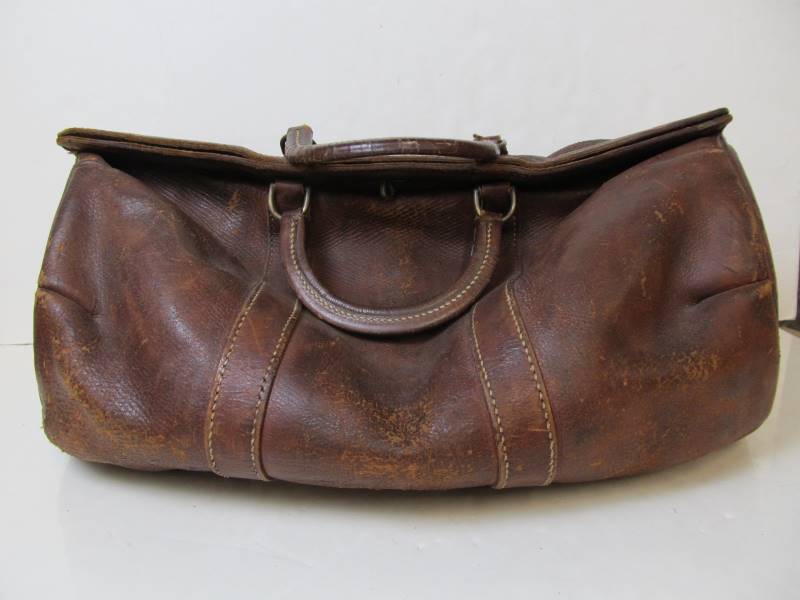 lot 36 image: Old Vintage Leather Doctors BagSatchel