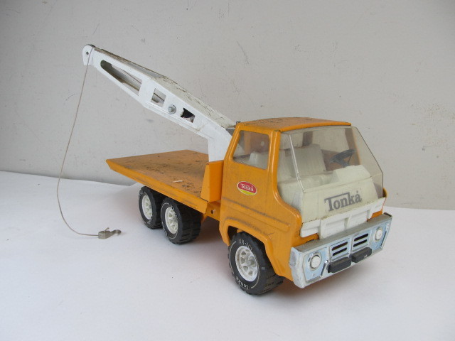lot 65 image: Vintage 17 Metal TONKA Flatbed Hoist Truck