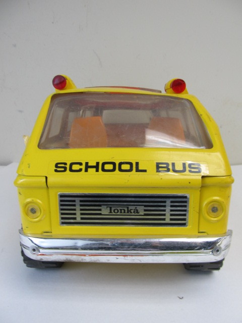 lot 66 image: Vintage 19 Metal TONKA School Bus wSliding Door
