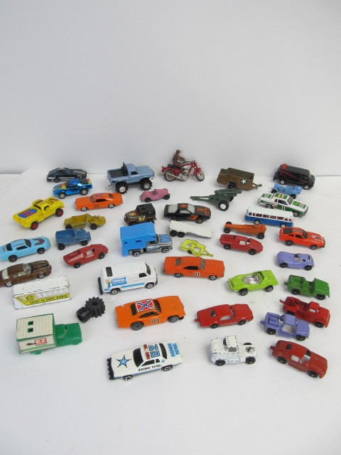 lot 77 image: Large Lot of Vintage Diecast Toy Cars