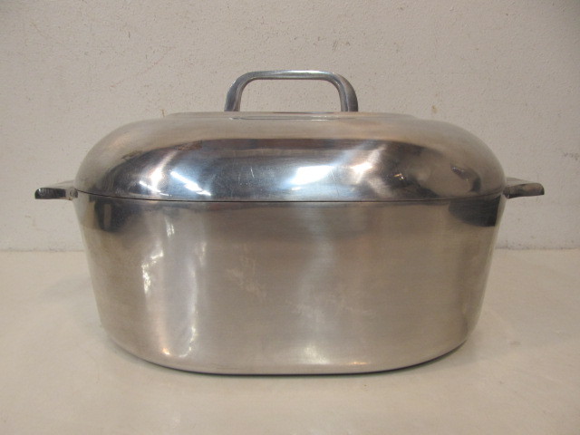 lot 101 image: NICE Vintage Cast Aluminum WAGNER WARE Roaster - Model 4265-P