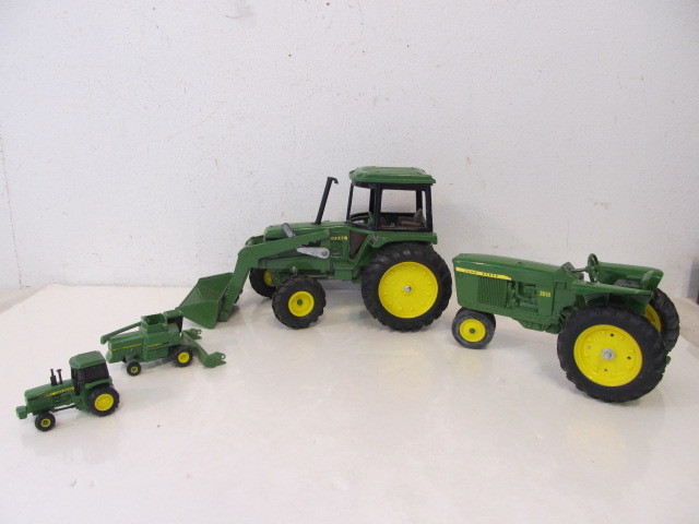 lot 103 image: Group of Diecast Metal JOHN DEERE Toys