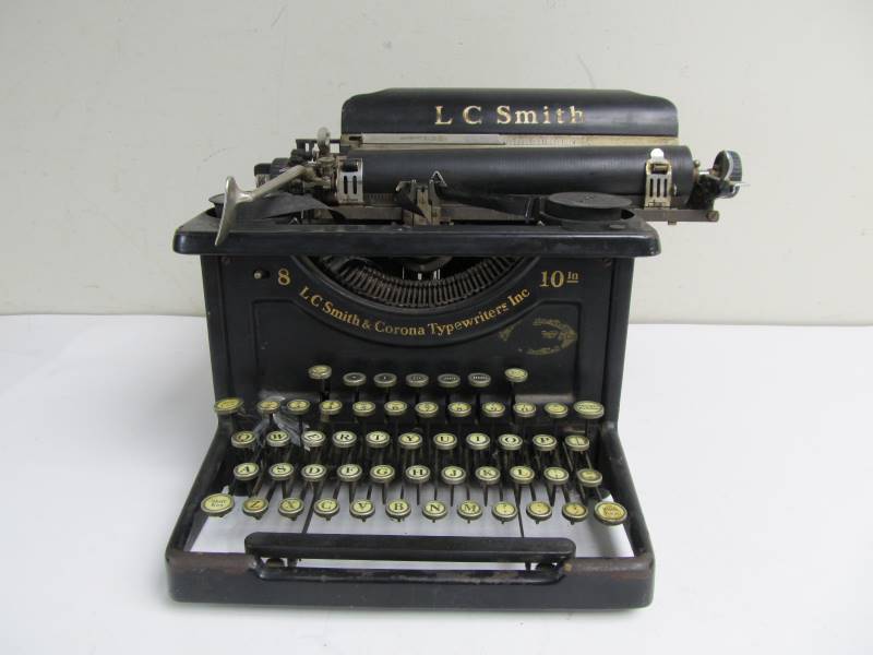 lot 116 image: Antique Smith Corona Typewriter
