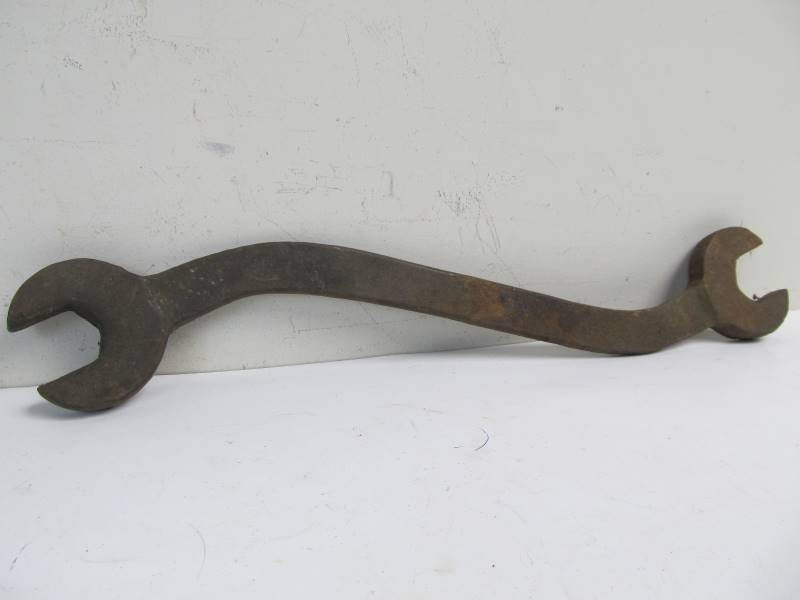 lot 141 image: Antique Cast Iron 21 Minneapolis & Saint Louis Railroad Wrench