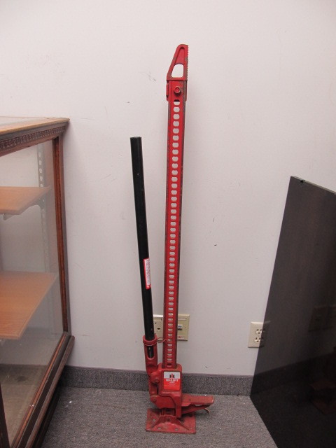 lot 143 image: Heavy Duty INTERNATIONAL HARVESTER Hi-Lift Jack