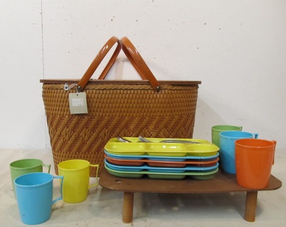 lot 183 image: Large Vintage Mid Century REDMON Picnic Basket wDishes