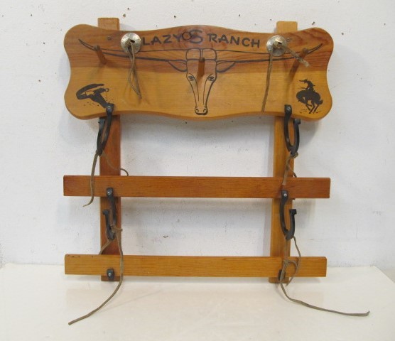 lot 189 image: Vintage Western Theme Lazy S Ranch Hat Rack
