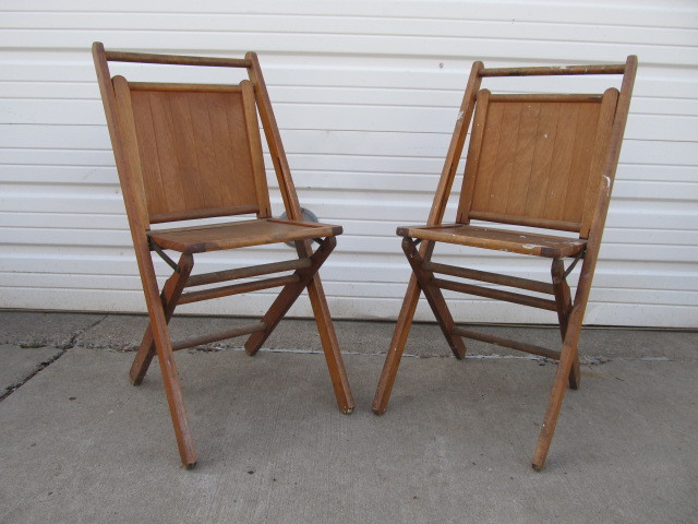 lot 202 image: Pair of Vintage 1930s Era Wooden Folding Chairs