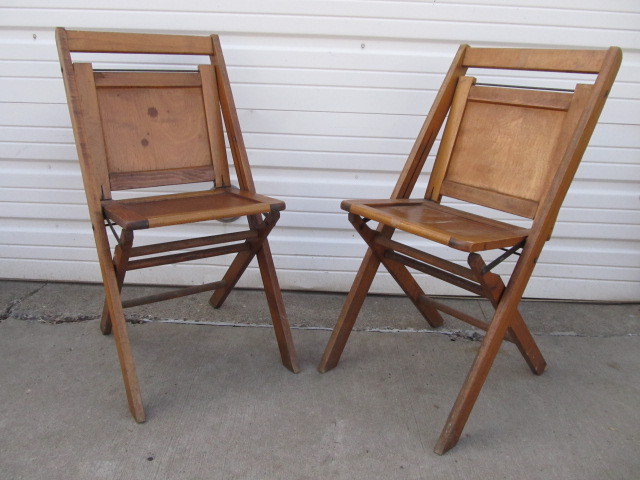 lot 203 image: Pair of Vintage 1930s Era Wooden Folding Chairs