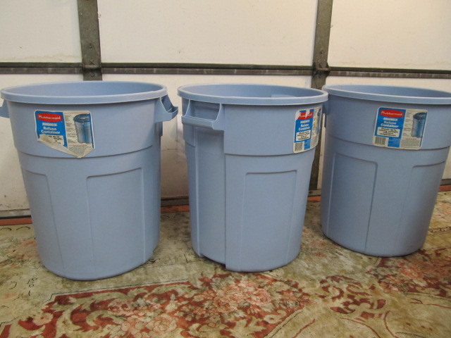 lot 257 image: 3 Rubbermaid 20 Gallon Trash Cans