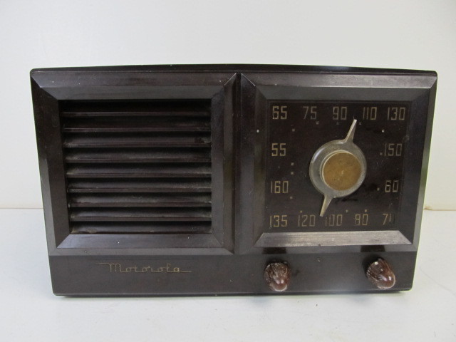 lot 228 image: Vintage Deco Motorola Radio