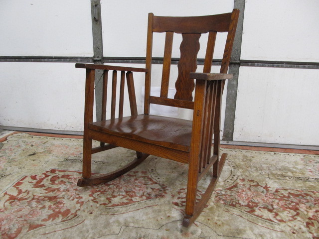 lot 274 image: Vintage Arts & Crafts Style Oak Rocking Chair