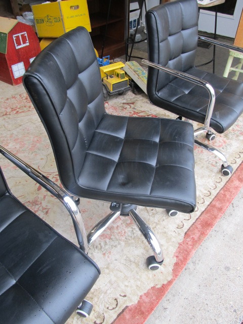 lot 291 image: 3 Quality Adjustable Height Rolling Office Chairs