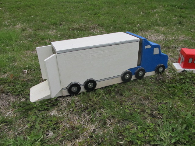 lot 293 image: Painted Wooden MINIATURE GOLF Course Obstacles