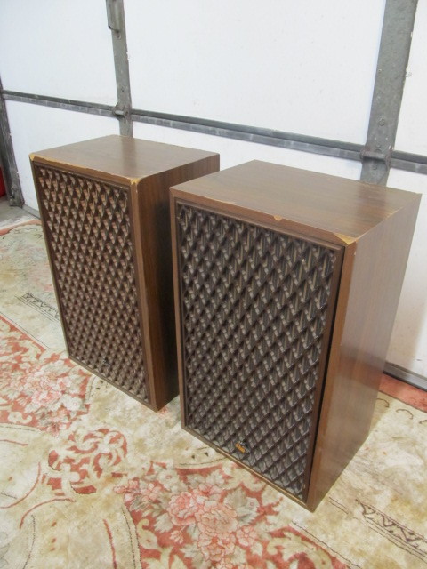 lot 283 image: Quality Vintage SANSUI SP-2500X Floor Speakers