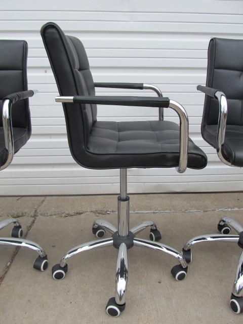 lot 290 image: Set of 4 Quality Matching Adjustable Height Rolling Office Chairs