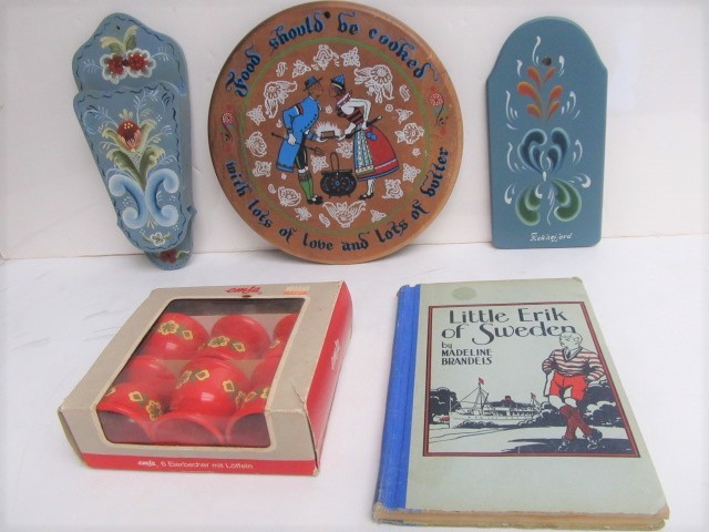 lot 100 image: Group of Vintage Swedish Hand Painted Woodenware & Book