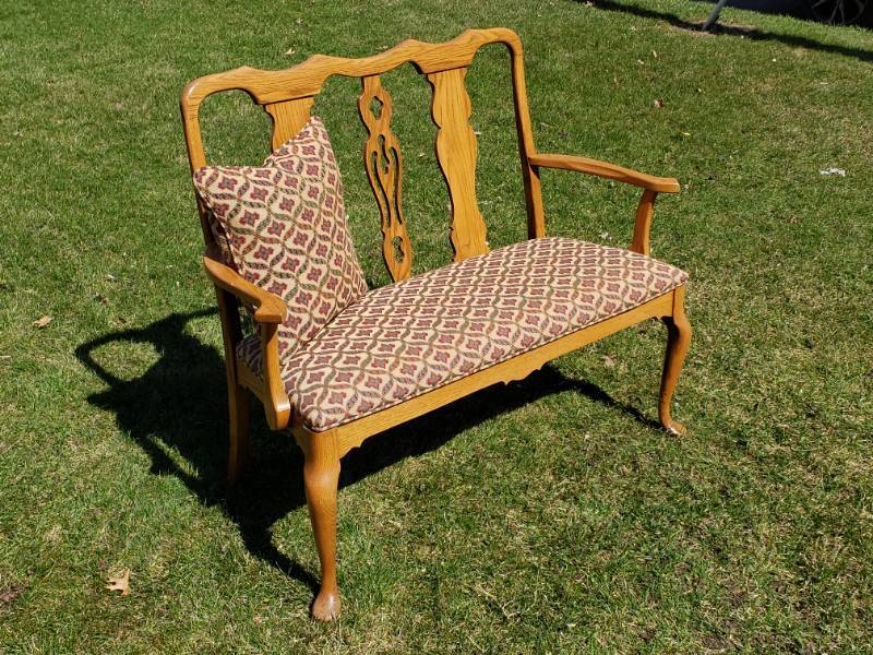 lot 5 image: HIgh-Quality Entry Way Upholstered Oak Bench